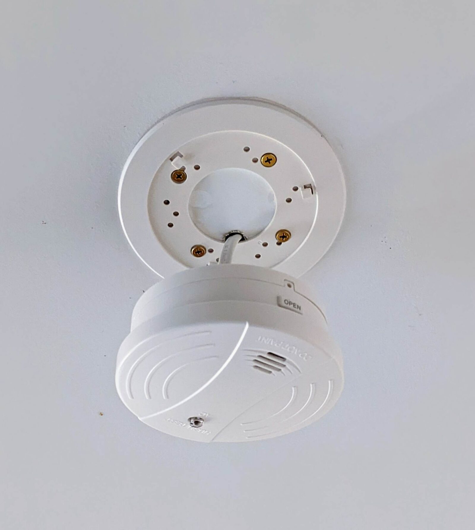 smoke alarm detector in ceiling